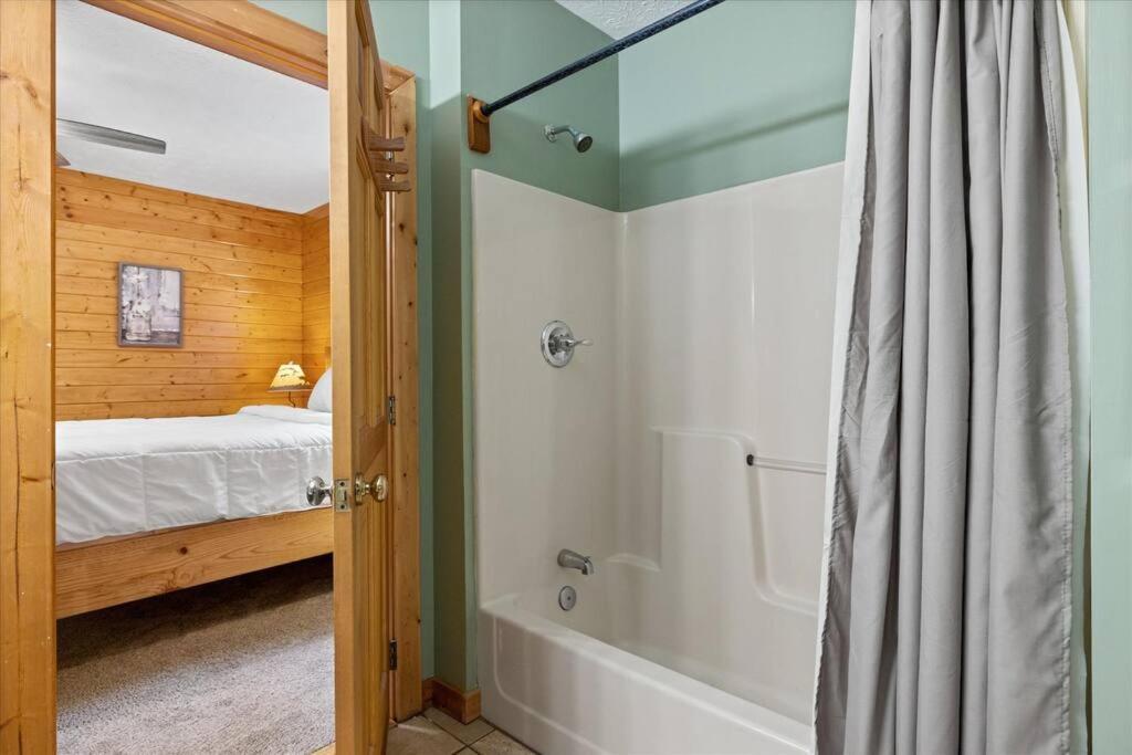 1 Min To The Parkway Spacious Cabin W 3 Suites And Extra Bedroom! Pigeon Forge Exterior photo