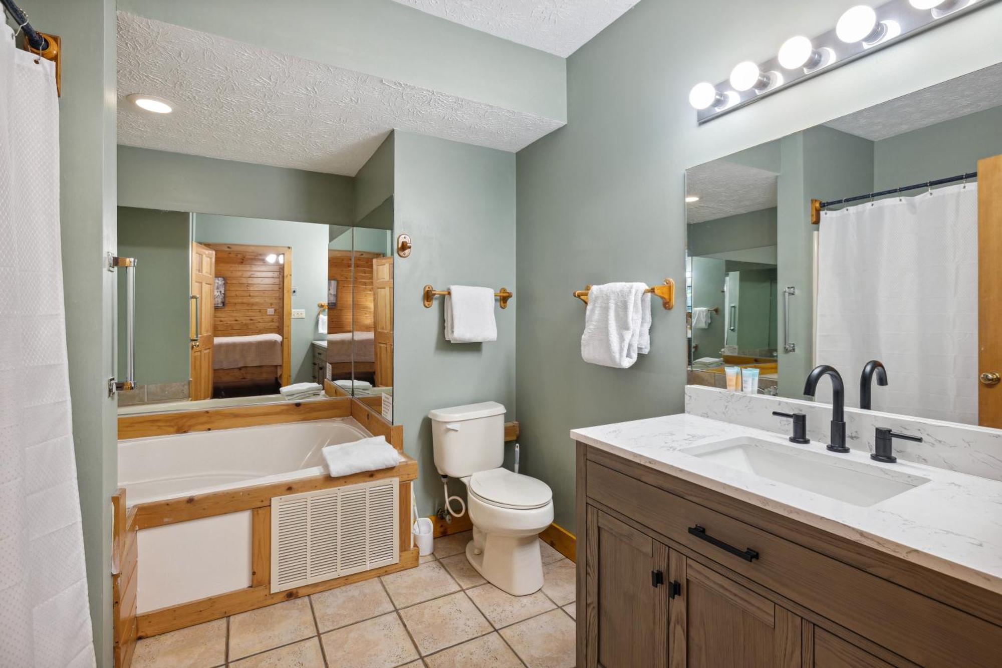1 Min To The Parkway Spacious Cabin W 3 Suites And Extra Bedroom! Pigeon Forge Exterior photo